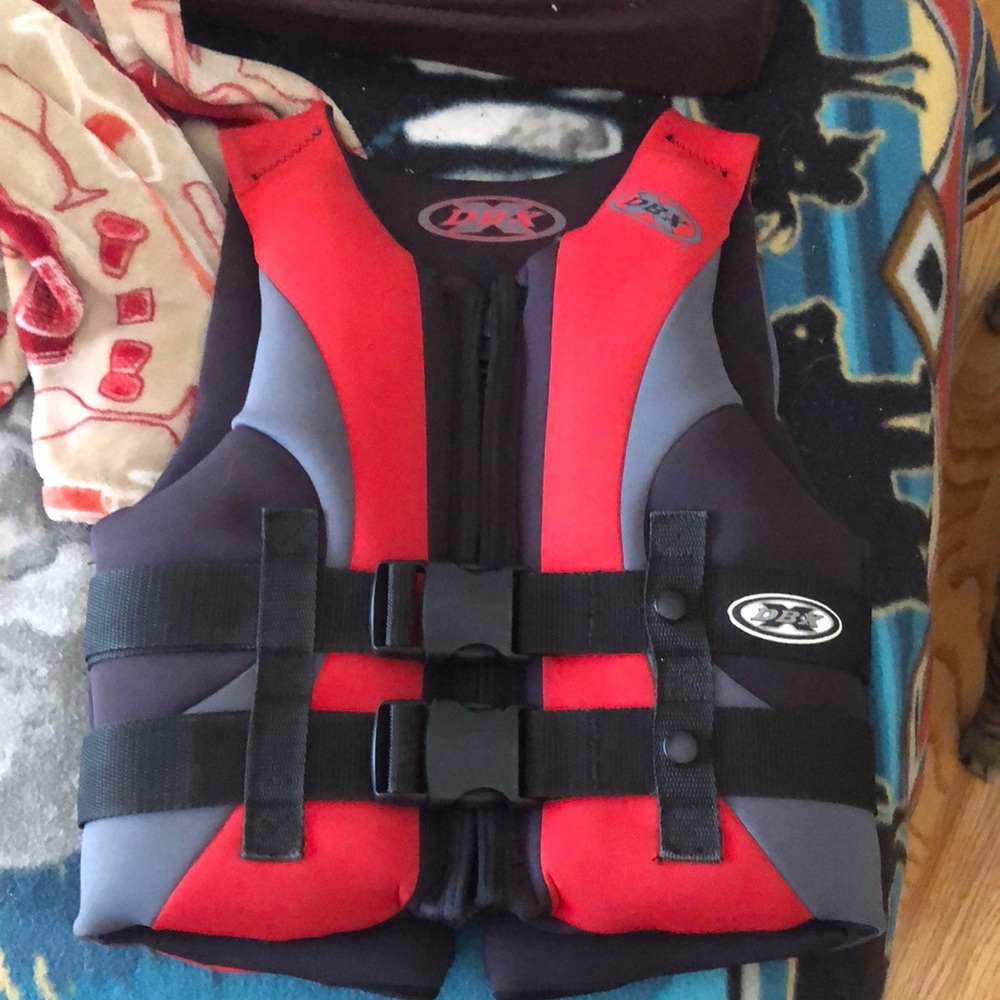 Life vest. DBX. Youth. 50-90 lbs. perfect condition. Used once or twice.
